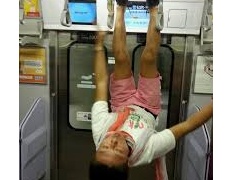 電車でガイジが現れた時の日本人の気にしないフリ能力は凄い