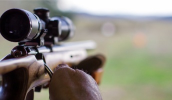 男「嫁がいつも狙撃銃で僕を狙ってる」 嫁「若い女の子と話してる……発射!」