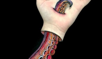 なんだこれ!腕に描かれた3Dトリックアートがとても不思議な感じでおもしろい