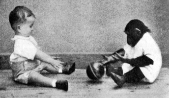 人間の子供とチンパンジーの赤ちゃんを一緒に育てるとどうなるのか?ガチで実験した結果→