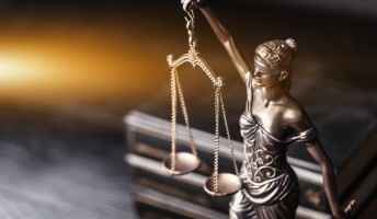 裁判官「親に暴行されまくった娘が親を殺した事件、どんなに頑張っても実刑はずせん…せや!」