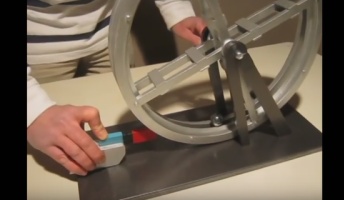 永久機関ってこんな簡単に出来たのかよ!コレを巨大にすれば発電できるな