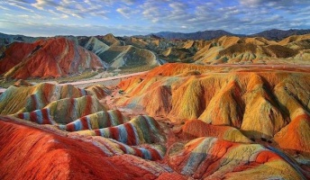 え!これ地球なの?中国に実在する縞模様の山脈「七彩山」がまるで別世界