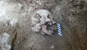 悪魔祓いか? 古代ローマ遺跡から子供の“吸血鬼”の遺体を発掘 「非常に気味が悪く、奇妙だ」