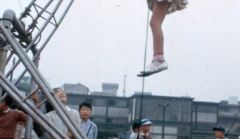 昭和の遊具がヤバすぎる。これもう処刑機だろwwwwwwwwww