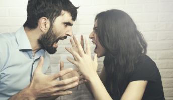 「すぐ怒る人」は実際よりも自分が賢いと考えていることが判明