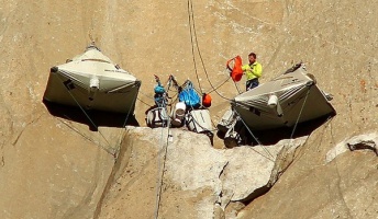 世界最大級の一枚岩(900m)を命綱だけで3週間かけて登り切った男2人 マジでイカれてるだろこれ