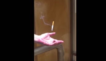 【動画】どうなってんだこれ?超能力? 喫煙所にいた謎のおじさんが凄すぎると話題に