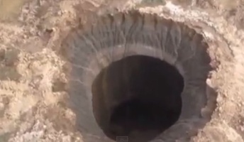 【ロシア】巨大な陥没穴が見つかる ヘリコプター数機が楽に降りて行ける大きさ シベリア・ヤマル半島