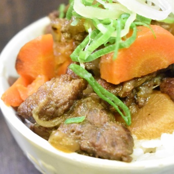 栄養バランスよし♪野菜ごろごろ牛丼