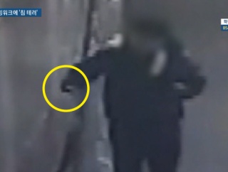 韓国地下鉄駅、手すりにツバをつけて回る男が監視カメラに…感染者なら集団感染の可能性も＝韓国の反応