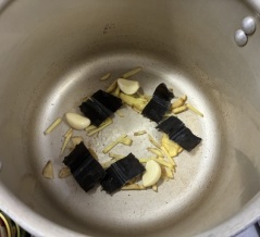 寒い季節にはモツ煮込み！