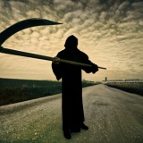 100億円貰えるけど死ぬまで1km/hで死神が追いかけてくるとしたらやる？