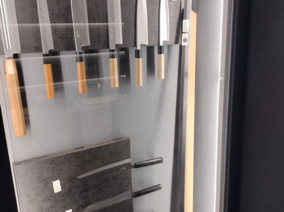 外国人「日本の包丁店でこんな刃物をオススメされたが合法なの？」