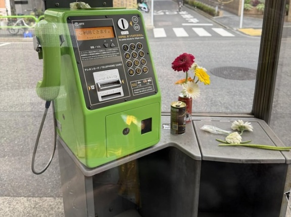 外国人「日本でみんなが謎の公衆電話を撮影してるんだが何で？？」