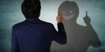 クズな元カレと別れて何年か経って、突然警察から連絡が「あなたの命が狙われていて危険です」