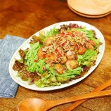 『さっぱり爽やか♪ピンクペパー ローズマリー ドレッシングでいただく★鶏もも肉と水菜とリーフレタスのサラダ【スパイスアンバサダー2023】【レシピ2136】』の画像
