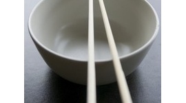 韓国人「質問です。どうして日本人は茶碗を持ち上げて食べるの？理解できません」