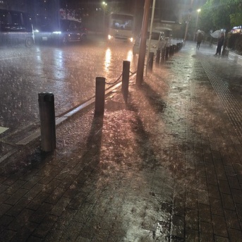 大雨が降る交野市内。落雷の影響で運転を見合わせていた京阪本線は運転を再開