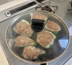 肉汁溢れすぎるグリーンパプリカの肉詰めで晩ごはん