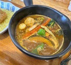 ニセコの素材を存分に！　スパイスにこだわり抜いた、スープカレーの店〜ニセコヒラフ　カリー小屋〜