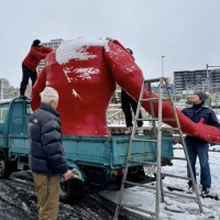 雪の中、玉性院「節分つり込み祭り」の片付け作業
