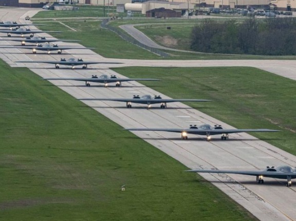 ステルス戦略爆撃機「B-2」25機を追加発注、トランプ米大統領が性能称賛 「完全に探知不可能だ」！