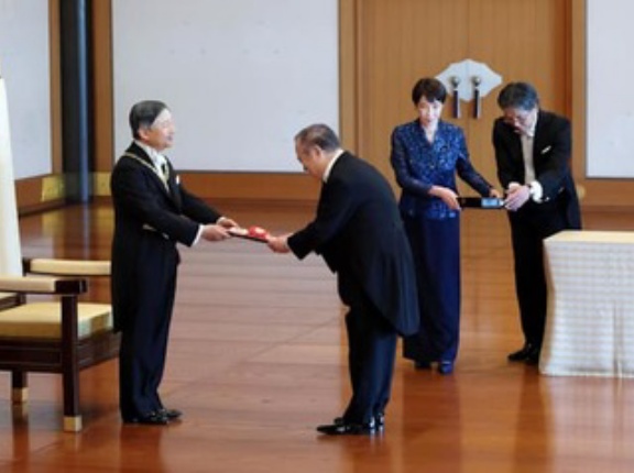 天皇陛下、春の叙勲の受章者に勲章・雅子さん養蚕始める