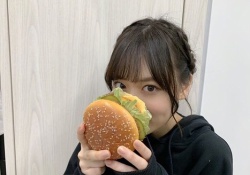 【衝撃】山下美月、ハンバーガーに隠れる・・・？！