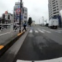 【動画】赤信号で警察官が突然飛び出してきて、自転車とぶつかりそうになった動画が話題に！ お前ら、どう思う？