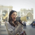 フランス「会話の声が最もデカい国ってどこだろう？」日本「俺達じゃないのは確か」