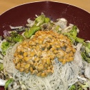 黒すりゴマ納豆タマネギ春雨サラダ