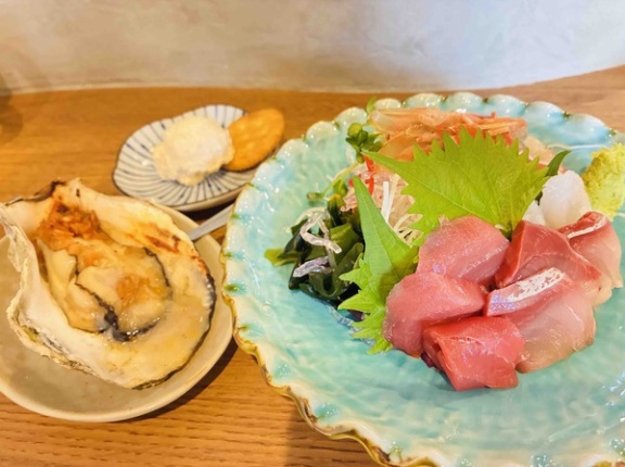 「ニャンコノトナリ」の『お刺身盛』など（大和市中央）【やまとぴグルメ】