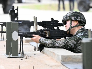 「兵士も見たことない小銃(K2C1)」報道に激怒…韓国の李大統領がメディアの捏造を猛批判！