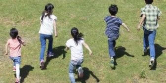 家の前の路地で小学生が遊んでるのを見るたびうちの4歳の子が混ざりたがって困る