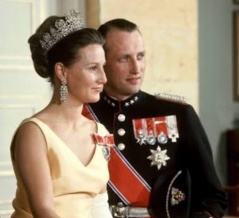  結婚記念日の前日に夫を喪った王妃 |ハーラル5世とソニア王妃、58年の結婚生活