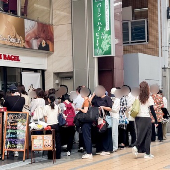 高槻センター街にプレオープンした韓国発のベーグル専門店「AREUM BAGEL（アルムベーグル）」に行列できてた