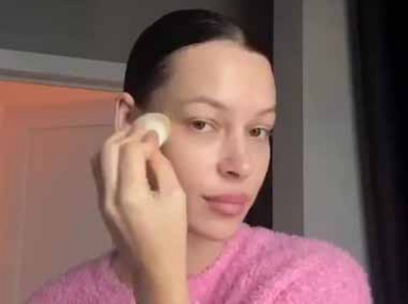 お姉さんが１人でメイクしていた。お前をずっと見ているぞ → お分かりいただけただろうか…