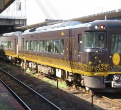 【特別運行】 新山口駅で観光列車 「はなあかり」 長門市行きの団体専用列車を撮る （2025年10月）