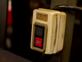  【衝撃】無能作業員ワイ「ん？普段ONになってるスイッチがオフになってる…」機械の下で作業してる先輩「･････」ワイとりあえずスイッチONにしとこ」⇒