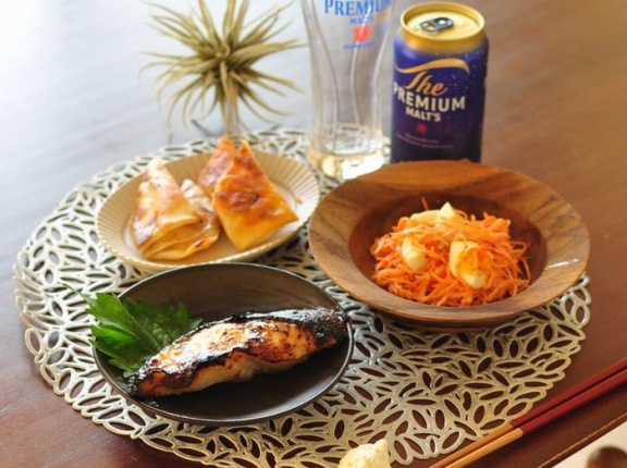 給食みたいにおいしく！「魚の竜田揚げ」をしっとり仕上げるコツと口がしょっぱみを求めていた日の晩ごはん【人参とゆで卵のサラダ】