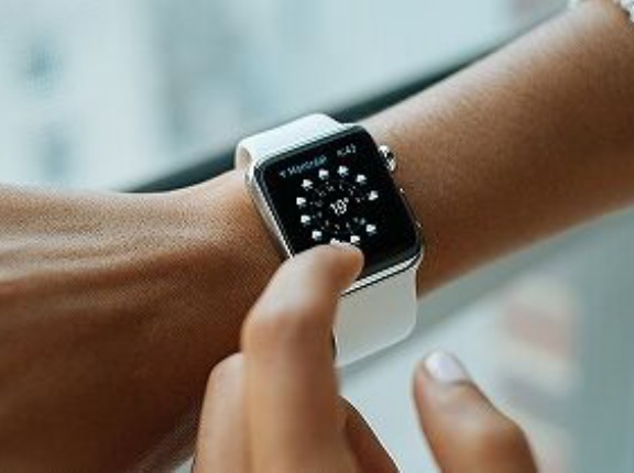 意識高い系ってスマートウォッチ付けてるよねあれ万歩計しか使えなくね？