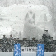 雪まつりの雪像と札幌市時計台