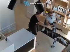 【動画】ロシアに導入された中国ロボット、突然格闘攻撃モードに入り人を襲い始めるｗｗｗｗｗ