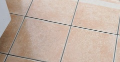【シニアの暮らし】雨の中の名もなき家事（玄関タイル）。。