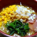 『ほうれん草とコーン乗せラーメン』の画像