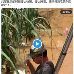 中国軍、洪水対応頑張ってますアピールのため濁った水の中で弁当を食うプロパガンダ映像を公開