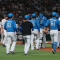球場騒然　日本ハム・伊藤大海と西武・黒田哲史コーチが一触即発　黒田コーチが怒りの表情でマウンド側へ　両軍ベンチ飛びだしにらみ合い