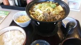 すき家、人員不足の原因となった「牛すき鍋定食」の販売終了を発表ｗｗｗｗｗ