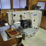 『【岐阜県関市の刃物会社様にＪＵＫＩ製ＡＭＳ－２１０ＥＮＨS１５１０SZ５０００C／IP４２０Fをご購入いただきました】このミシンを使い自動でナイフケースを縫います！』の画像